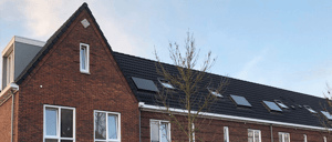 Nieuwbouwwoningen van baksteen met een schuin pannendak op 't Getfert in Enschede, een project met de HydroTop