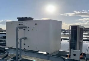 Warmtepompunits op het dak van een bedrijfspand in Haarlem