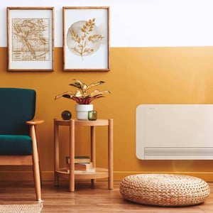 Panasonic Aquarea-fancoil aan de wand van een woonkamer, voor verwarmen en koelen met een warmtepomp