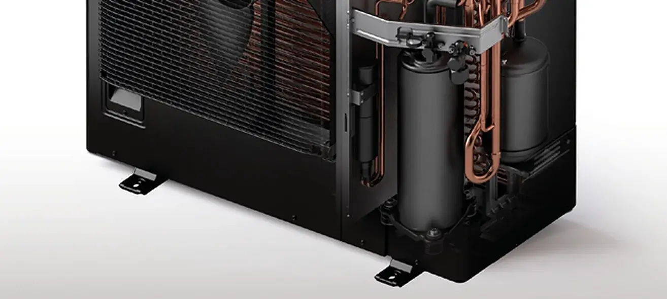 Opengewerkte buitenunit van de Panasonic Aquarea N-serie met de compressor en de koperen leidingen van het koudemiddelcircuit