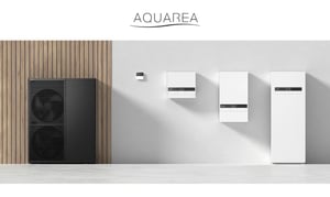 Panasonic Aquarea lucht-waterwarmtepomp: zwarte buitenunit naast witte binnenunits en bediening