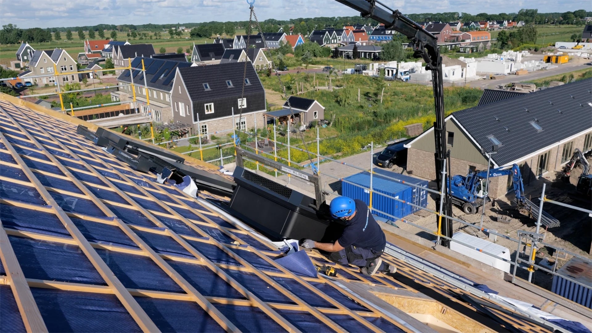 Montageteam van DHPS bij geplaatste HydroTops in het schuine dak van een appartementengebouw in Waterrijk, Oosthuizen Montageteam van DHPS bij geplaatste HydroTops in het schuine dak van een appartementengebouw in Waterrijk, Oosthuizen