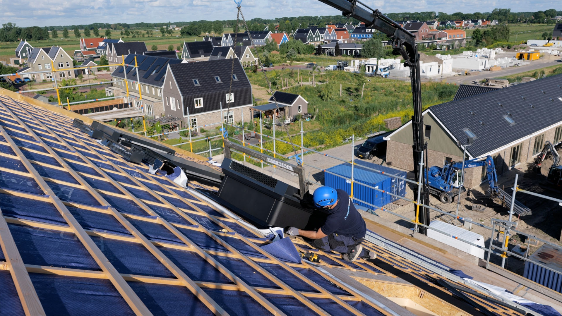 Montageteam van DHPS bij geplaatste HydroTops in het schuine dak van een appartementengebouw in Waterrijk, Oosthuizen Montageteam van DHPS bij geplaatste HydroTops in het schuine dak van een appartementengebouw in Waterrijk, Oosthuizen